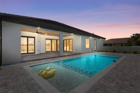 House in Cape Coral, Florida 3 bedrooms, 224.82 sq.m. № 1807959 - photo 25
