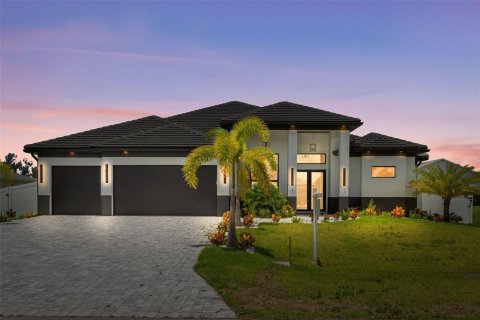 House in Cape Coral, Florida 3 bedrooms, 224.82 sq.m. № 1807959 - photo 26