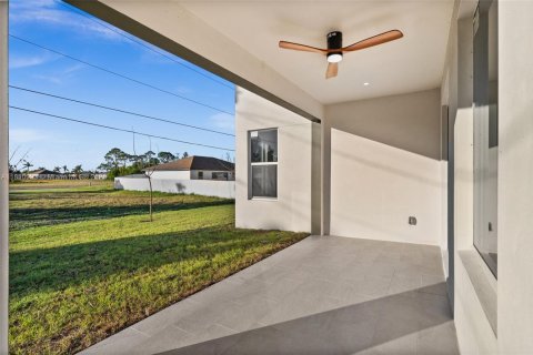 House in Cape Coral, Florida 4 bedrooms, 168.43 sq.m. № 1752480 - photo 15