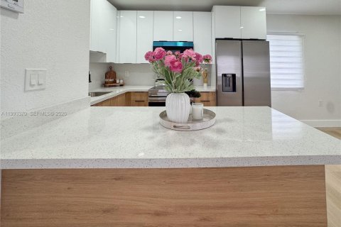 Villa ou maison à vendre à Miami, Floride: 3 chambres № 2055806 - photo 9