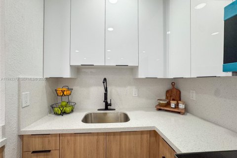 Villa ou maison à vendre à Miami, Floride: 3 chambres № 2055806 - photo 11