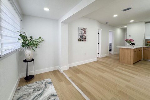Villa ou maison à vendre à Miami, Floride: 3 chambres № 2055806 - photo 4