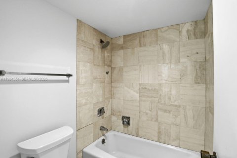 Condo in Palm Beach Gardens, Florida, 2 bedrooms  № 2045660 - photo 15