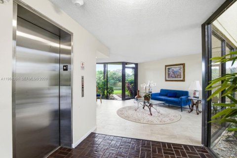 Condo in Palm Beach Gardens, Florida, 2 bedrooms  № 2045660 - photo 22
