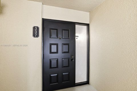 Condo in Palm Beach Gardens, Florida, 2 bedrooms  № 2045660 - photo 21