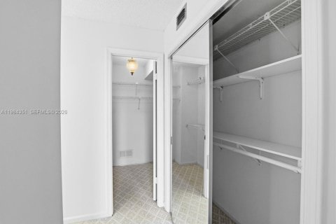 Condo in Palm Beach Gardens, Florida, 2 bedrooms  № 2045660 - photo 12