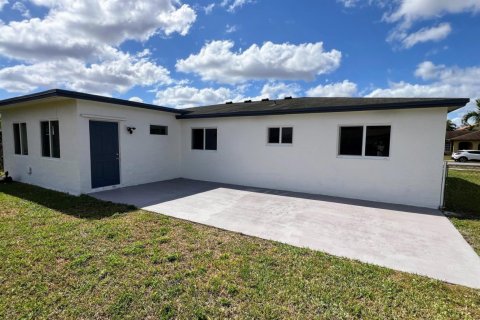 House in Boca Raton, Florida 3 bedrooms, 130.62 sq.m. № 1146731 - photo 1