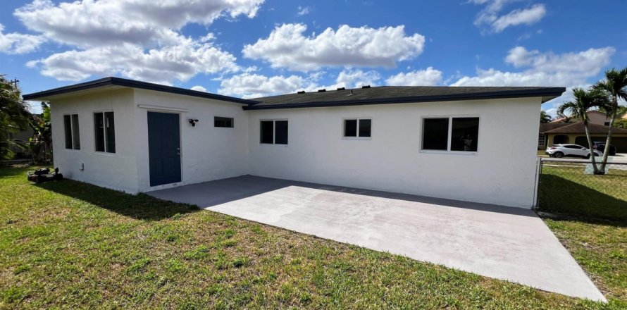 House in Boca Raton, Florida 3 bedrooms, 130.62 sq.m. № 1146731