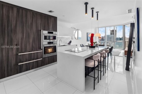 Condo in Miami, Florida, 1 bedroom № 2076324 - photo 4