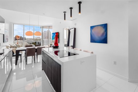 Condo in Miami, Florida, 1 bedroom № 2076324 - photo 2