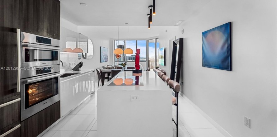 Condo in Miami, Florida, 1 bedroom № 2076324