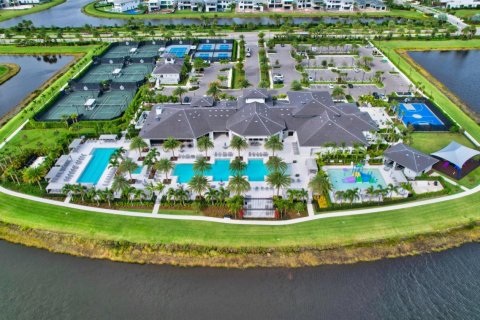 House in Boca Raton, Florida 5 bedrooms, 541.81 sq.m. № 1183773 - photo 1