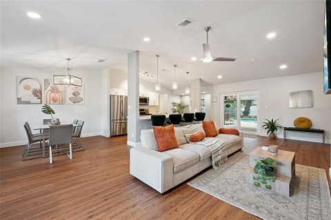 House in Orlando, Florida 4 bedrooms, 173.17 sq.m. № 2227124 - photo 2