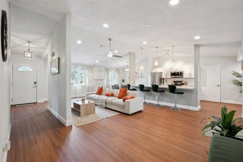 House in Orlando, Florida 4 bedrooms, 173.17 sq.m. № 2227124 - photo 4