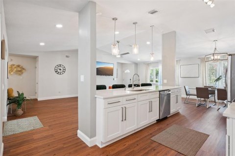 House in Orlando, Florida 4 bedrooms, 173.17 sq.m. № 2227124 - photo 6
