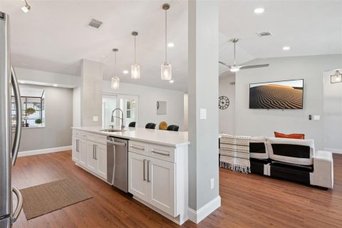 House in Orlando, Florida 4 bedrooms, 173.17 sq.m. № 2227124 - photo 5