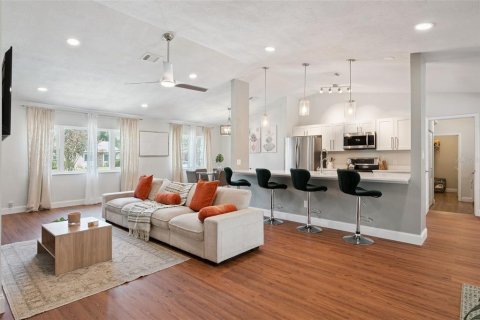 House in Orlando, Florida 4 bedrooms, 173.17 sq.m. № 2227124 - photo 3