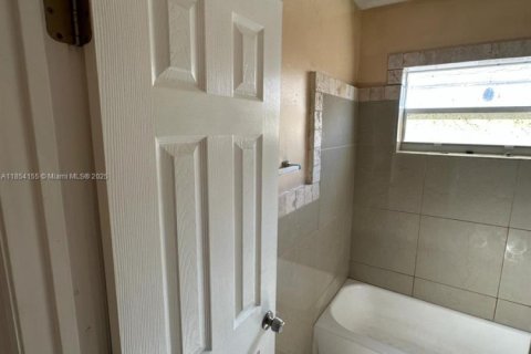 Villa ou maison à louer à Hollywood, Floride: 1 chambre, 37.16 m2 № 1871926 - photo 7