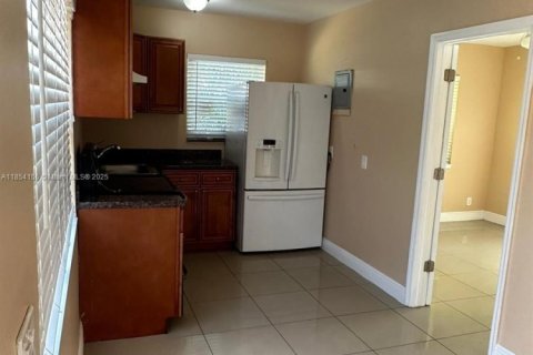 Villa ou maison à louer à Hollywood, Floride: 1 chambre, 37.16 m2 № 1871926 - photo 4