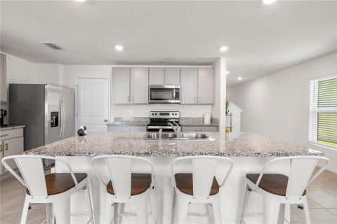 House in Zephyrhills, Florida 4 bedrooms, 214.14 sq.m. № 2094021 - photo 8