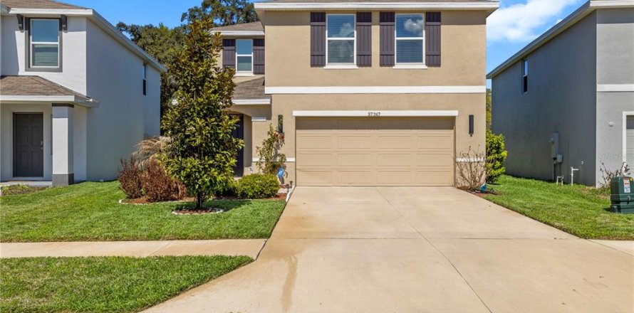 House in Zephyrhills, Florida 4 bedrooms, 214.14 sq.m. № 2094021