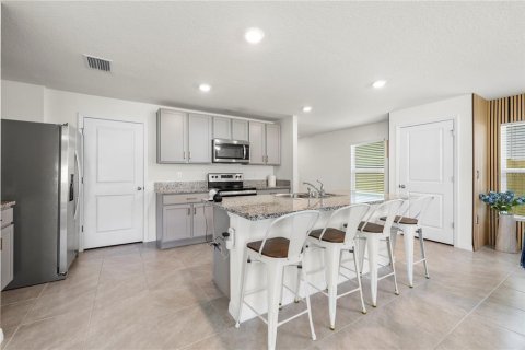 House in Zephyrhills, Florida 4 bedrooms, 214.14 sq.m. № 2094021 - photo 7