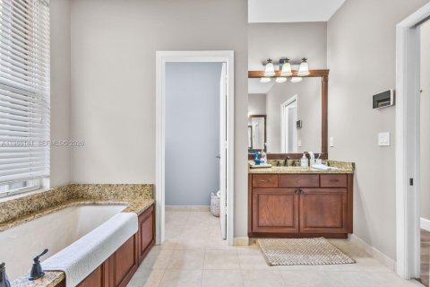 Villa ou maison à louer à Weston, Floride: 5 chambres, 320.14 m2 № 2027905 - photo 10