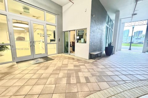 Condo in Hollywood, Florida, 2 bedrooms  № 2064987 - photo 25