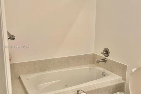 Condo in Hollywood, Florida, 2 bedrooms  № 2064987 - photo 18