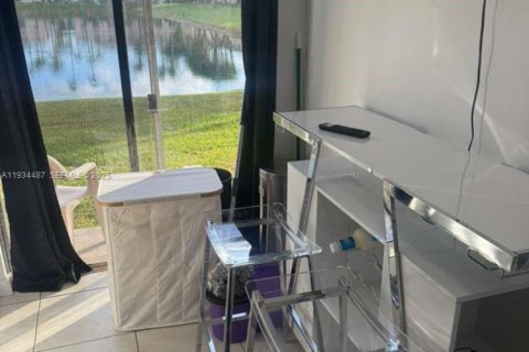 Снять в аренду кондоминиум в Хомстед, Флорида 2 спальни, 76.37м2, № 1992578 - фото 2