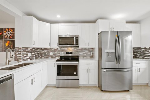 Condo in Pembroke Pines, Florida, 2 bedrooms  № 1699666 - photo 3