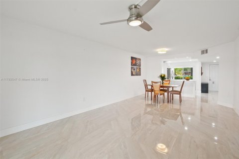 Condo in Pembroke Pines, Florida, 2 bedrooms  № 1699666 - photo 21