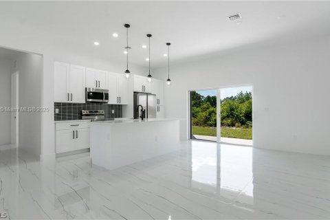 House in Lehigh Acres, Florida 3 bedrooms, 116.13 sq.m. № 1730303 - photo 4