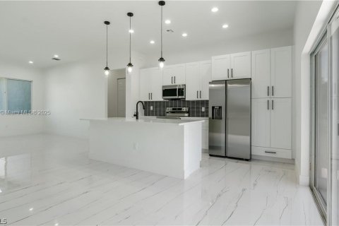 House in Lehigh Acres, Florida 3 bedrooms, 116.13 sq.m. № 1730303 - photo 5