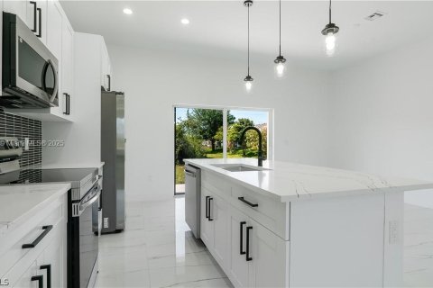 House in Lehigh Acres, Florida 3 bedrooms, 116.13 sq.m. № 1730303 - photo 7