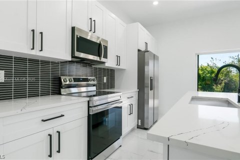 House in Lehigh Acres, Florida 3 bedrooms, 116.13 sq.m. № 1730303 - photo 6