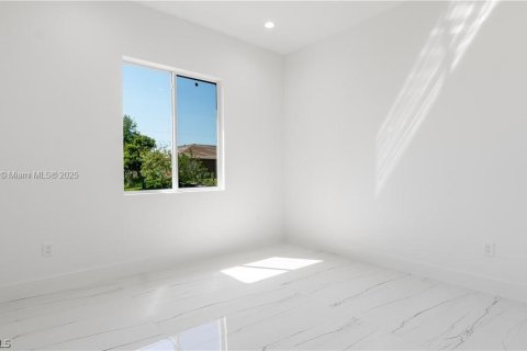 House in Lehigh Acres, Florida 3 bedrooms, 116.13 sq.m. № 1730303 - photo 13
