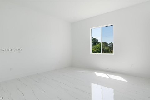 House in Lehigh Acres, Florida 3 bedrooms, 116.13 sq.m. № 1730303 - photo 12