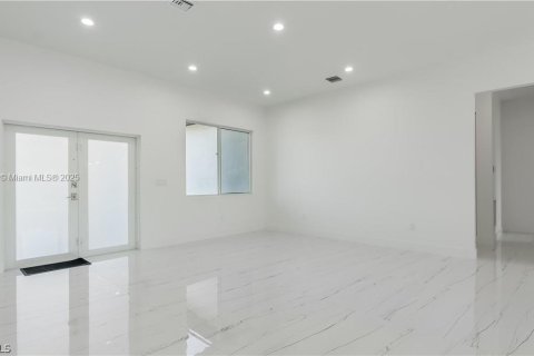 House in Lehigh Acres, Florida 3 bedrooms, 116.13 sq.m. № 1730303 - photo 3