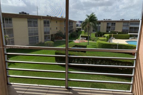 Condo in Palm Springs, Florida, 1 bedroom  № 1776275 - photo 2