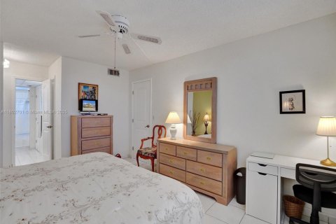 Condo in Lauderdale Lakes, Florida, 1 bedroom  № 1688704 - photo 18