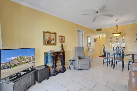 Condo in Lauderdale Lakes, Florida, 1 bedroom  № 1688704 - photo 7