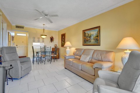 Condo in Lauderdale Lakes, Florida, 1 bedroom  № 1688704 - photo 6