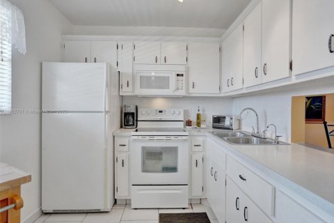 Condo in Lauderdale Lakes, Florida, 1 bedroom  № 1688704 - photo 9