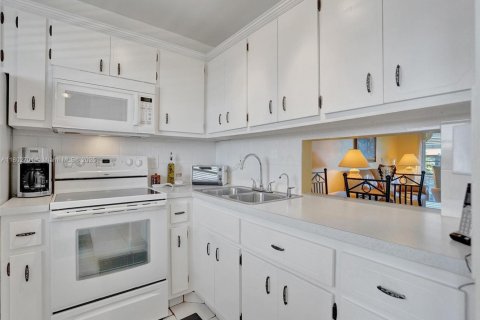 Condo in Lauderdale Lakes, Florida, 1 bedroom  № 1688704 - photo 10