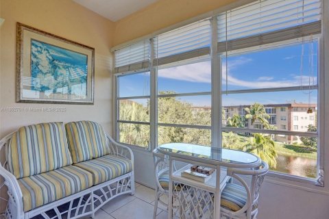 Condo in Lauderdale Lakes, Florida, 1 bedroom  № 1688704 - photo 1