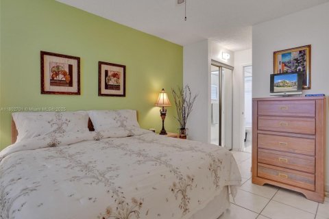 Condo in Lauderdale Lakes, Florida, 1 bedroom  № 1688704 - photo 17