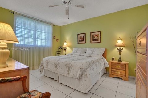 Condo in Lauderdale Lakes, Florida, 1 bedroom  № 1688704 - photo 16