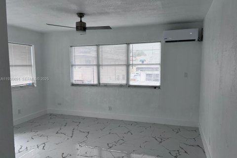 Снять в аренду квартиру в Майами, Флорида 1 спальня, № 1989457 - фото 4