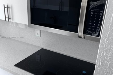 Снять в аренду квартиру в Майами, Флорида 1 спальня, № 1989457 - фото 1